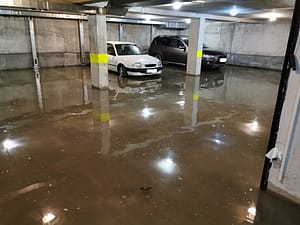 Изпомпване на вода - от наводнено мазе в София